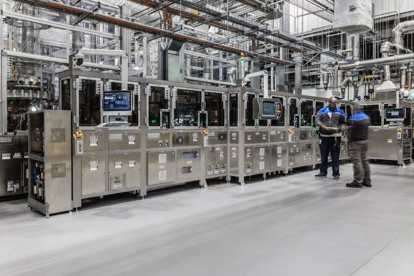 SG - Fishers, U.S. Plant - production area, line with operators talking