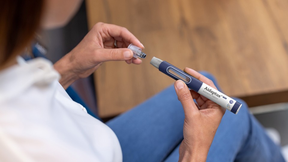 Aidaptus autoinjector with alba syringe in hand