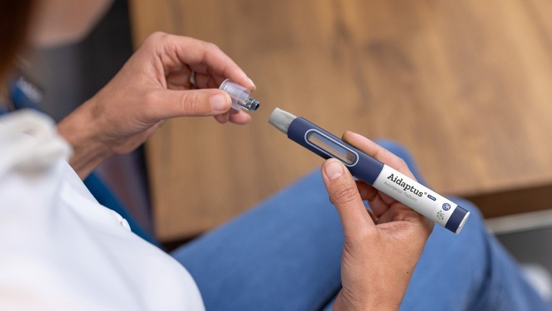 Aidaptus_autoinjector_in-use