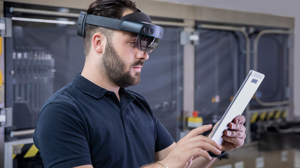 Operator performing a virtual FAT with Microsoft Hololens
