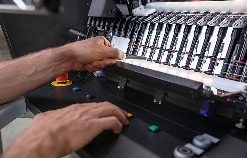 Operator working on a PWL SY semiautomatic inspection machine